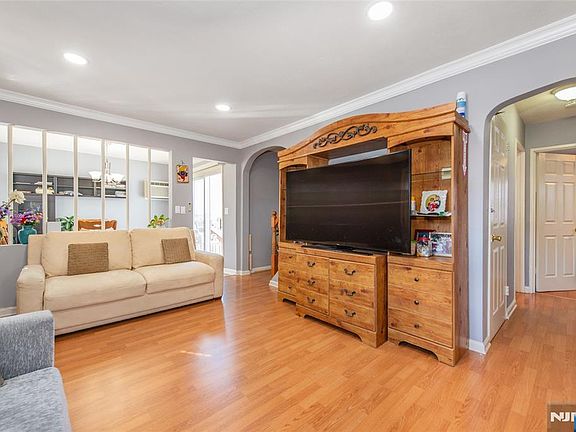 5th image of 175 Hillside Ave