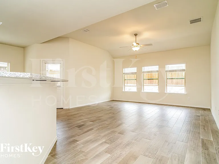 1045 N Churchill Dr — Photo 2