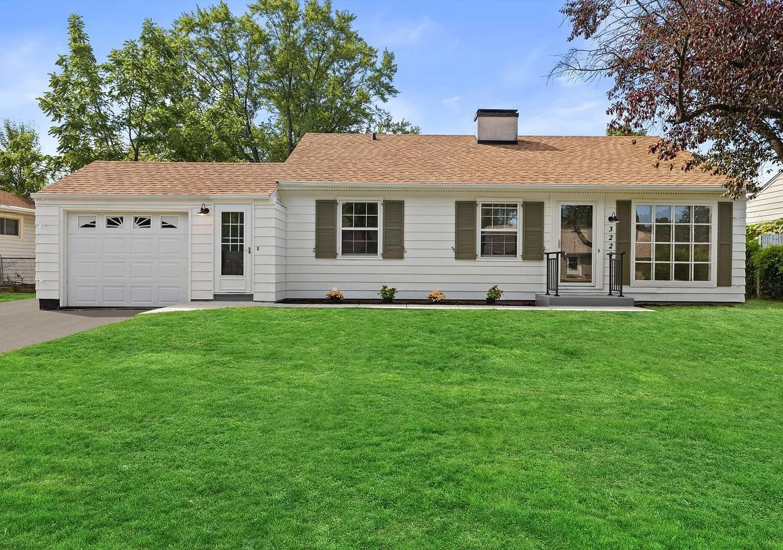 Beautifully Renovated 3-Bedroom Ranch Milwaukee/Greenfield Border — Photo 1