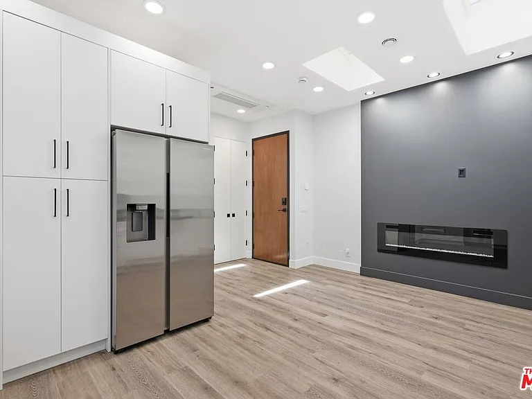 11615 Burbank Blvd #3/4 — Photo 7