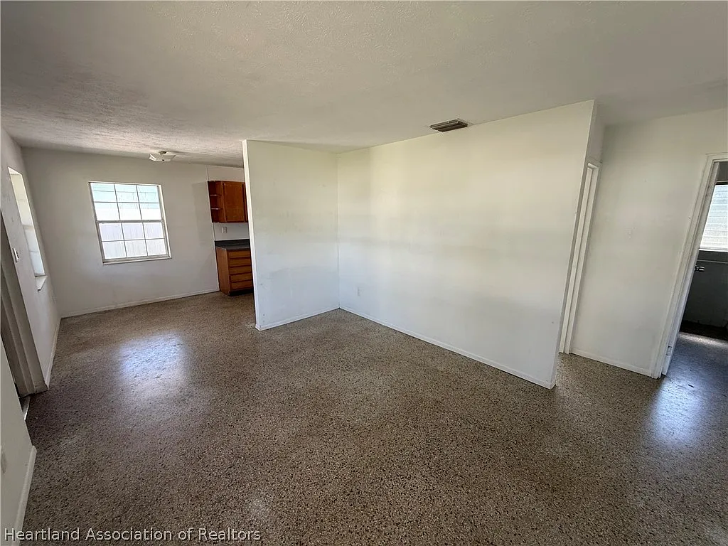 2 bed, 1.0 bath, 924 sqft, $1,150 — Photo 2