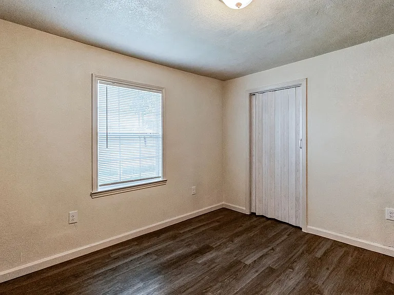 101 W Schreiner St — Photo 23