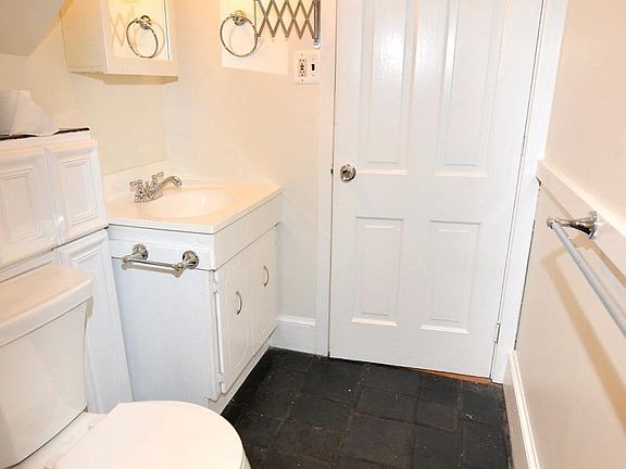 Bathroom (downstairs)