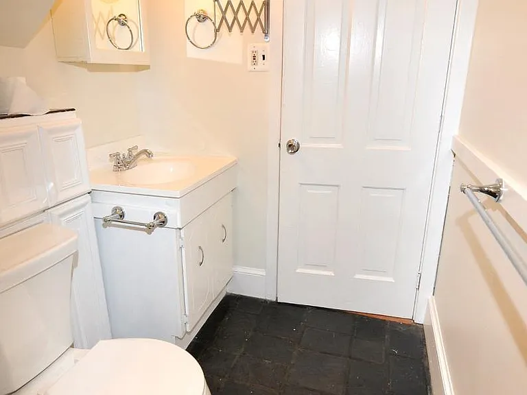 Bathroom (downstairs)