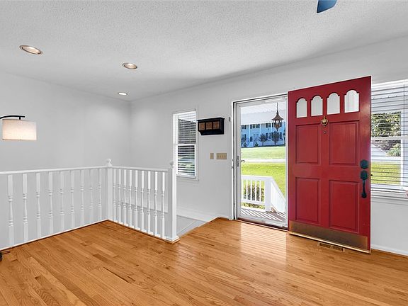 5th image of 104 Ridgewood St