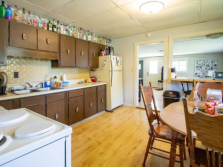 2100 N Ball Ave — Photo 2