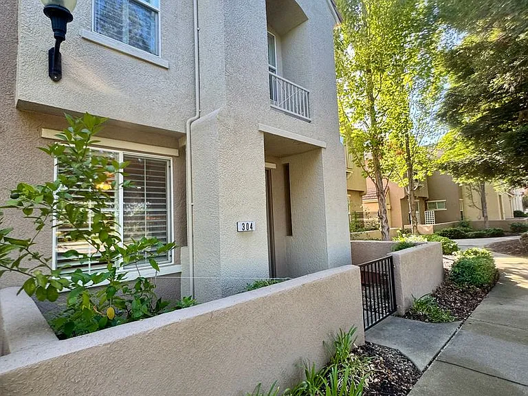 304 Esplanade Cir — Photo 41