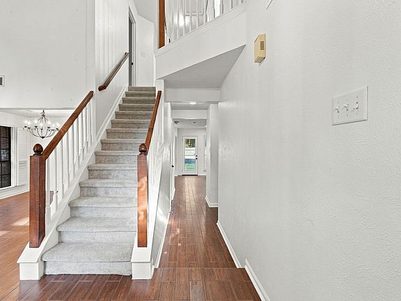 4th image of 19 Village Knoll Pl