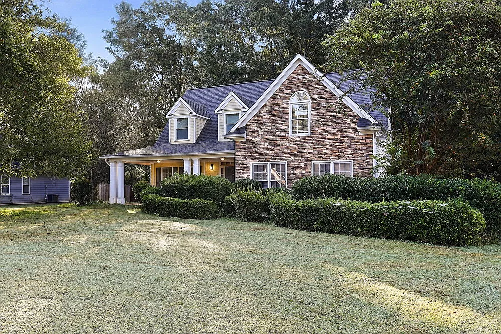 4 bed, 2.5 bath, 1856 sqft, $2,320 — Photo 2