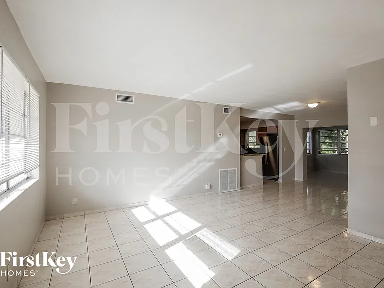 621 SW 69th Ter — Photo 2