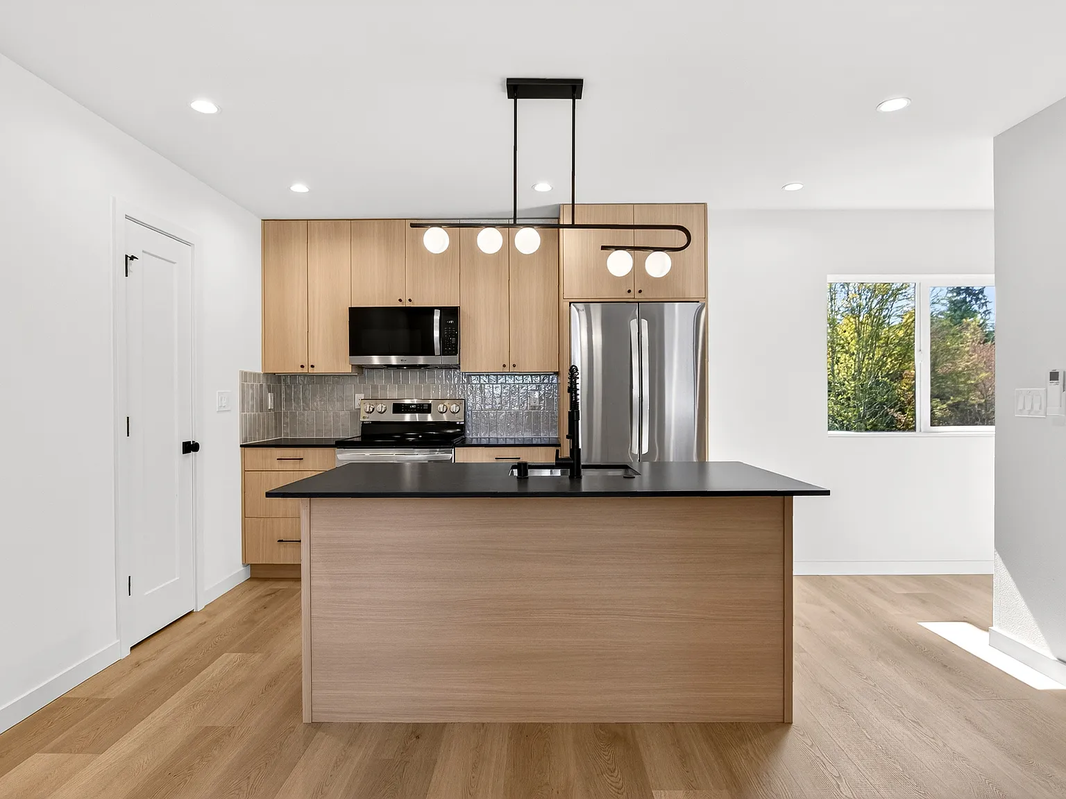 3 bed, 1017 sqft, $3,400 — Photo 4