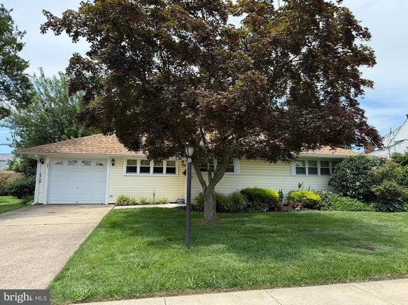 27 Hunt Rd, Levittown, PA 19056