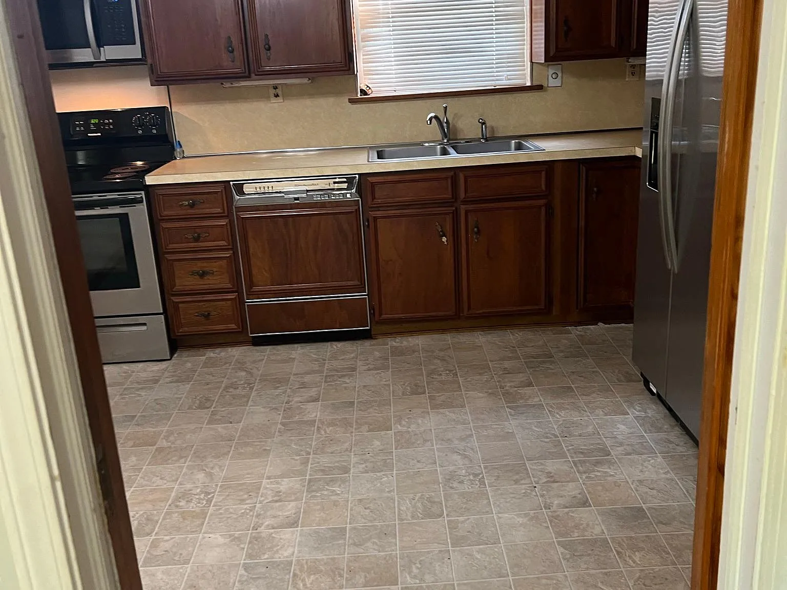 4 bed, 2.5 bath, 2206 sqft, $2,650 — Photo 2