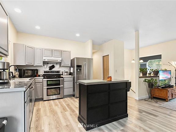 3rd image of 642 Sprague Valley Dr