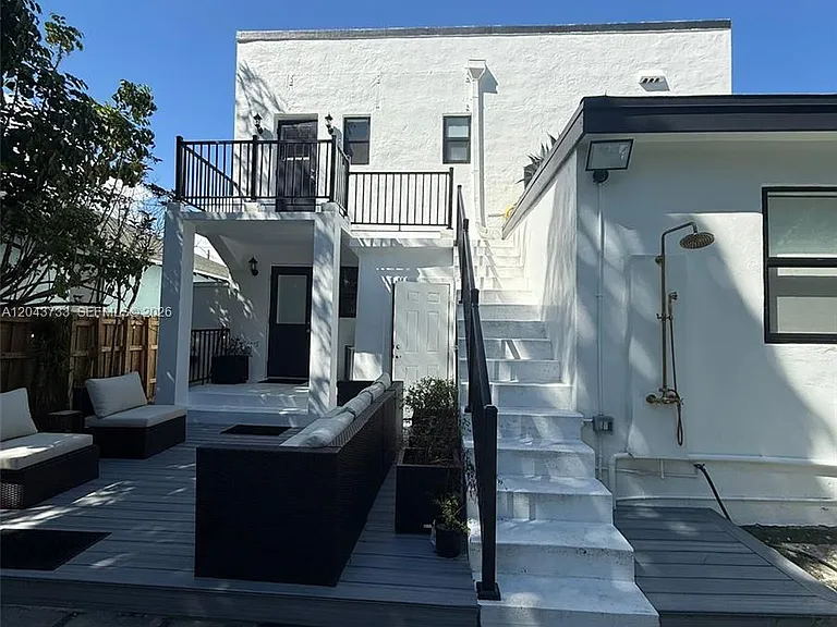 528 NE 70th St #TOP — Photo 4