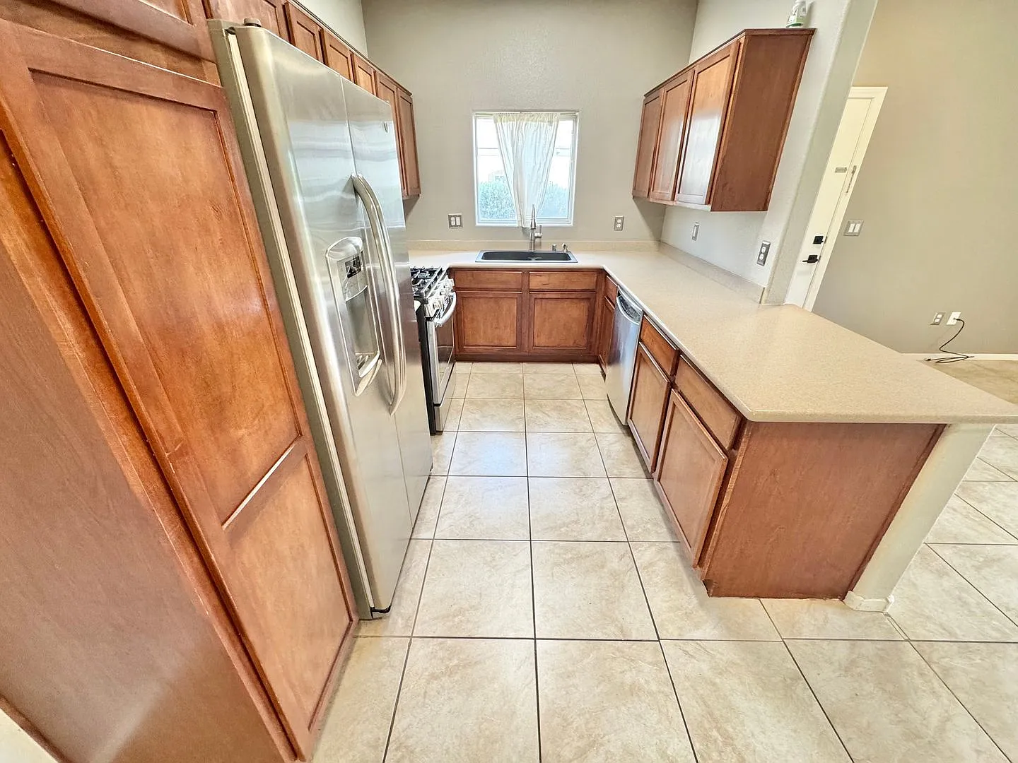 First-Floor Spacious 2 Bedroom Corner Condo In Seven Hills! — Photo 2