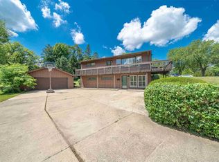 1664 Meadowbrook Ln, Freeport, IL 61032