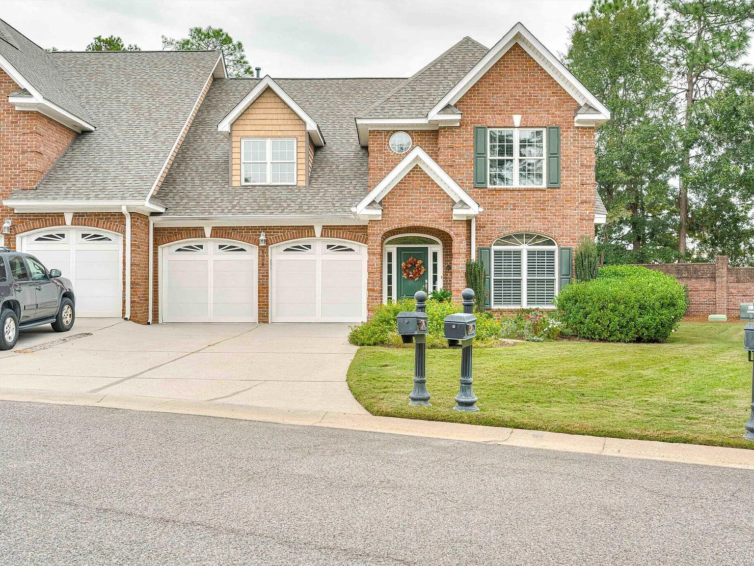 3 bed, 2.5 bath, 2632 sqft, $2,950 — Photo 2