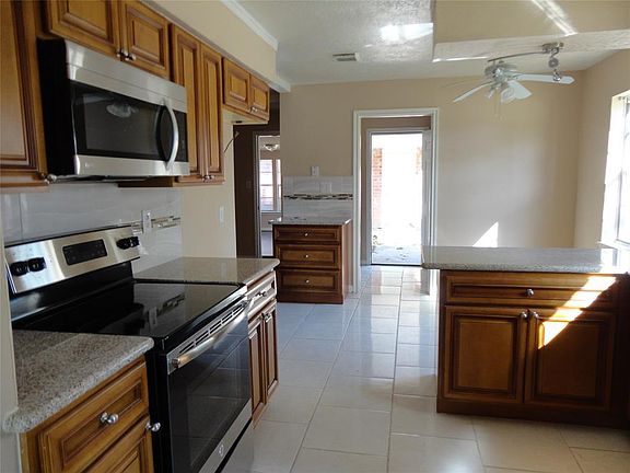 5th image of 16931 Stardale Ln