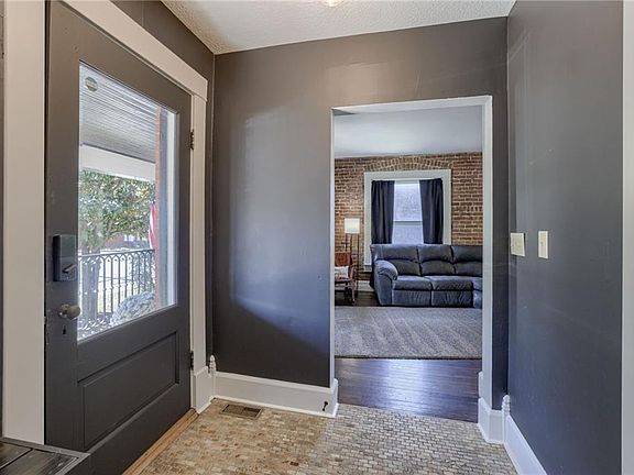 4th image of 204 W Wall St