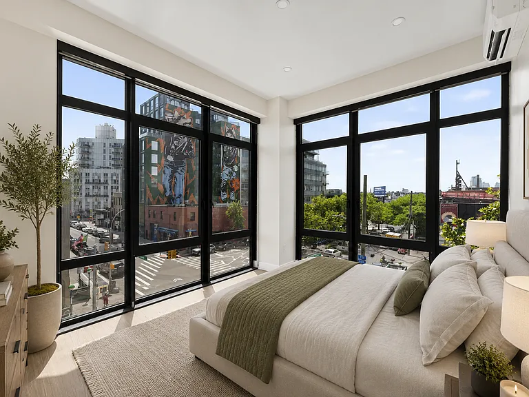 4918 Vernon Blvd #2D — Photo 4