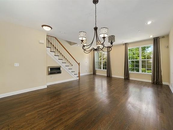 4th image of 5 Dogwood Ln