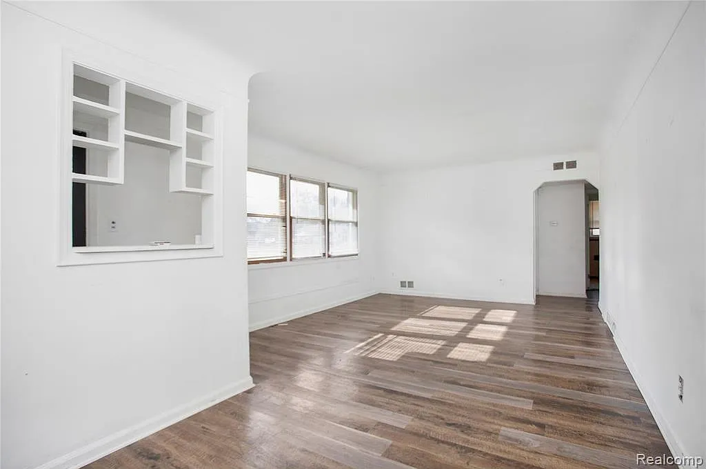 3 bed, 1092 sqft, $1,360 — Photo 2