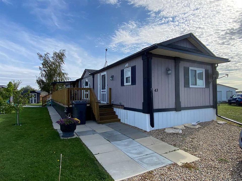1st image of 43 W Roseglen Close