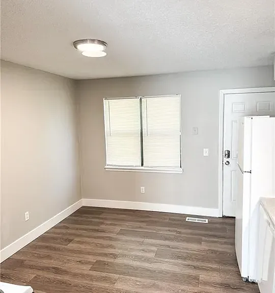 425 Castle Dr — Photo 4