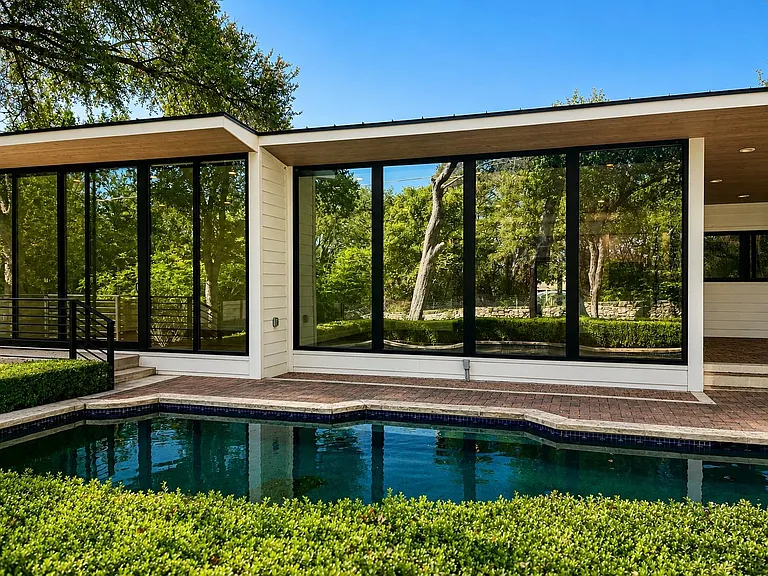 3927 Balcones Dr — Photo 2