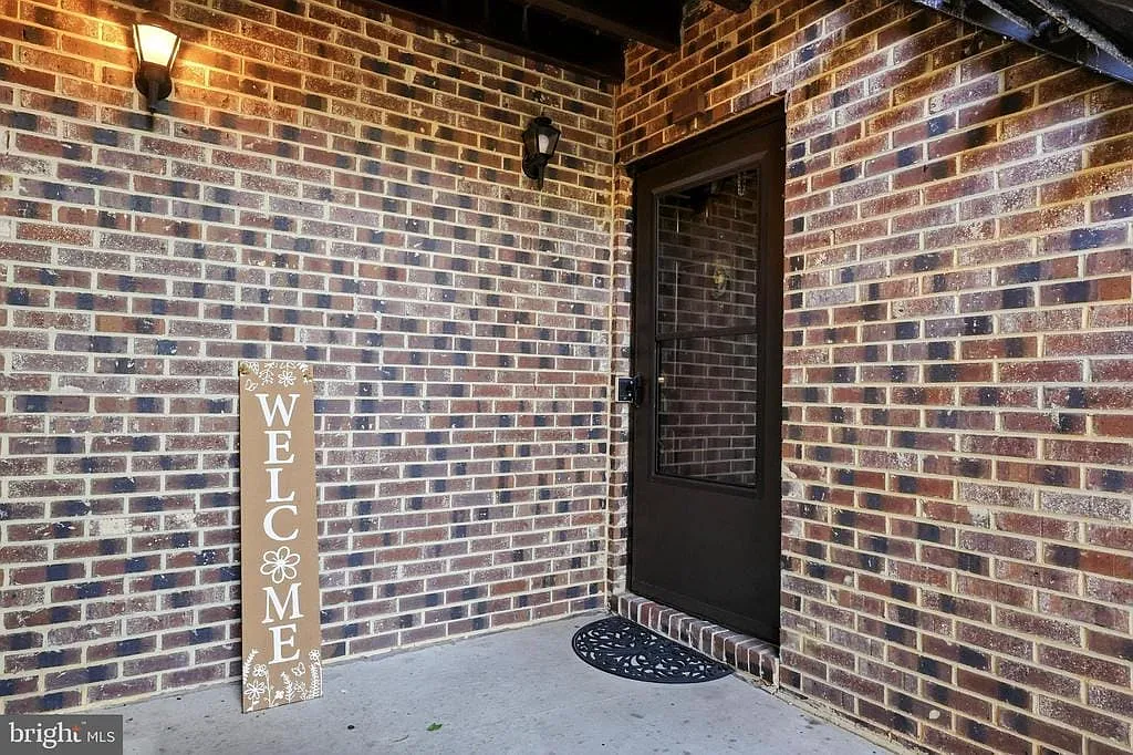 2 bed, 1.0 bath, 1171 sqft, $2,400 — Photo 3