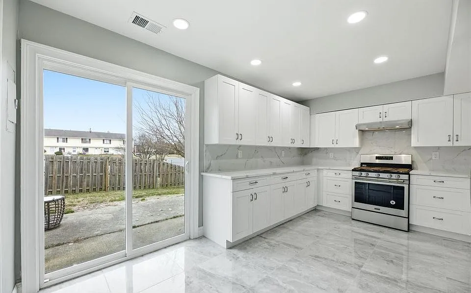 2 bed, 1.5 bath, 1360 sqft, $2,500 — Photo 4