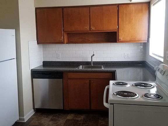3rd image of 4916 Arbor Village Dr APT A
