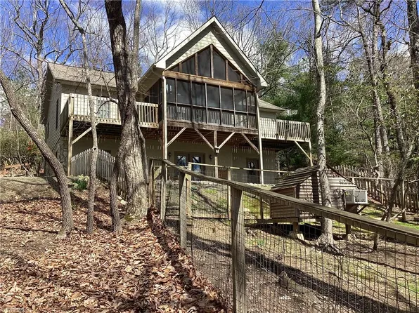1160 Jonathan Dr, Lowgap, NC 27024