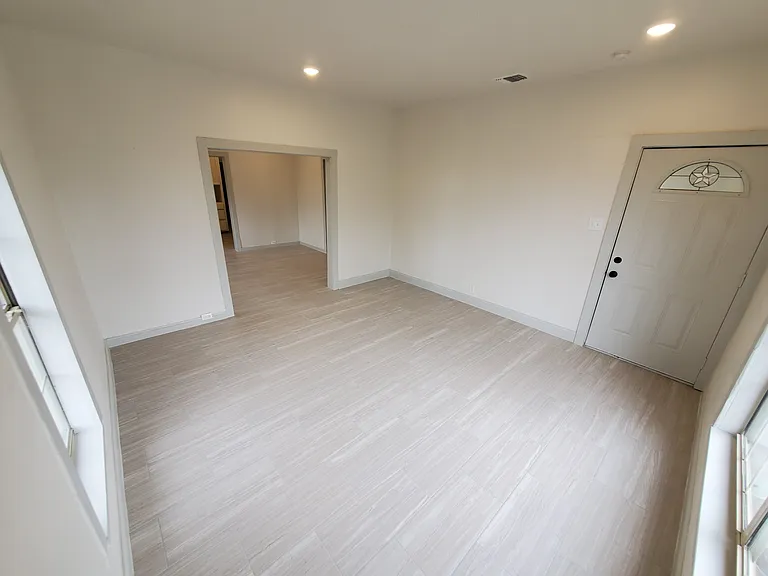 1923 W Poplar St — Photo 27
