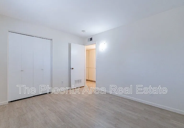 1001 E Campus Dr — Photo 17