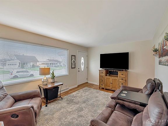 5th image of 162 Revere Dr