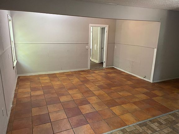 3rd image of 3811 Huston St