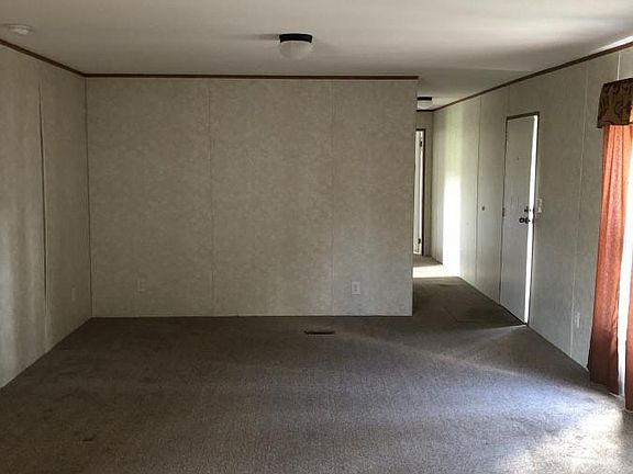 3rd image of 213 SE Shady Oaks Loop
