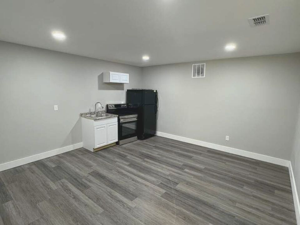 1st image of 555 Paines Ave NW #3