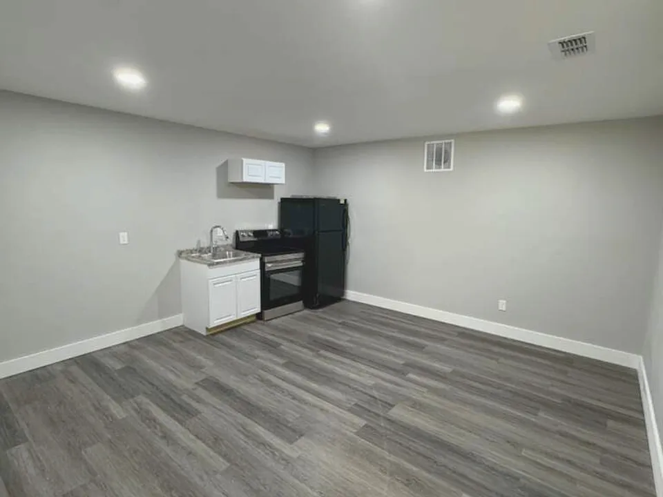 555 Paines Ave NW #3