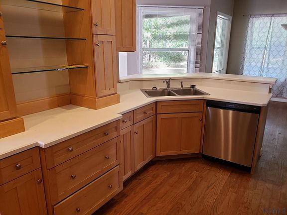 4th image of 56 Ethan Allen Dr
