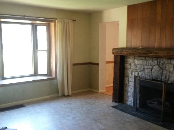 dining room with bay window