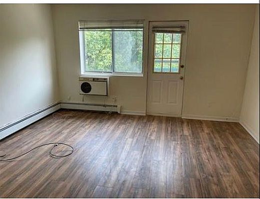 3rd image of 7622 Grand Central Pkwy #4RR