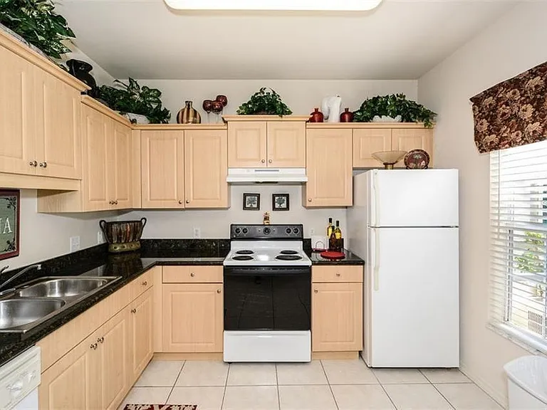 7685 Plantation Cir #B — Photo 9