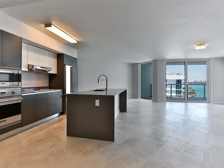9821 E Bay Harbor Dr #902 — Photo 2