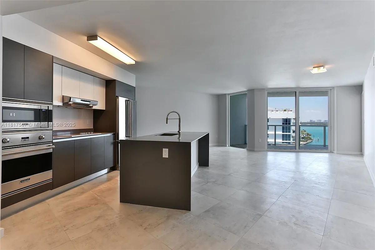 Building Photo - 9821 E Bay Harbor Dr #902