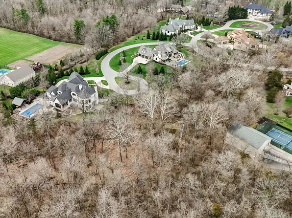 1 Woodard Blf, Zionsville, IN 46077