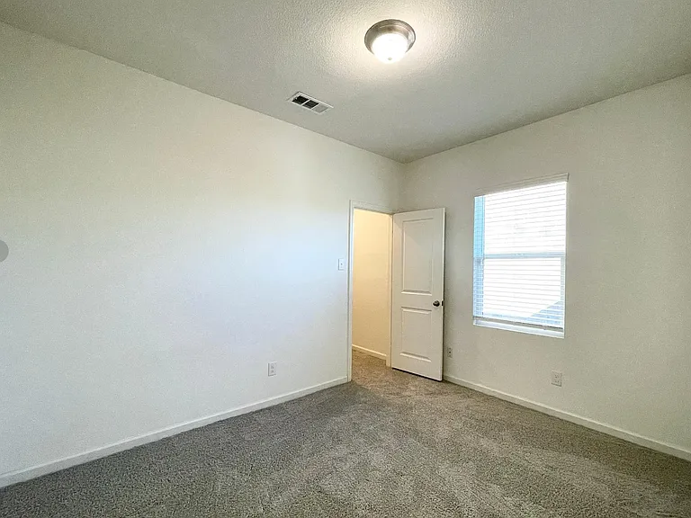403 Covington Cv — Photo 10