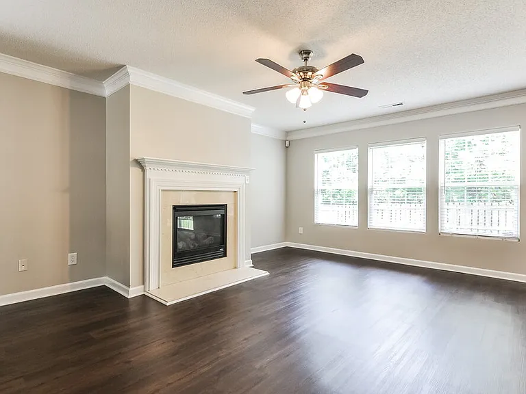144 Georgetowne Dr — Photo 3